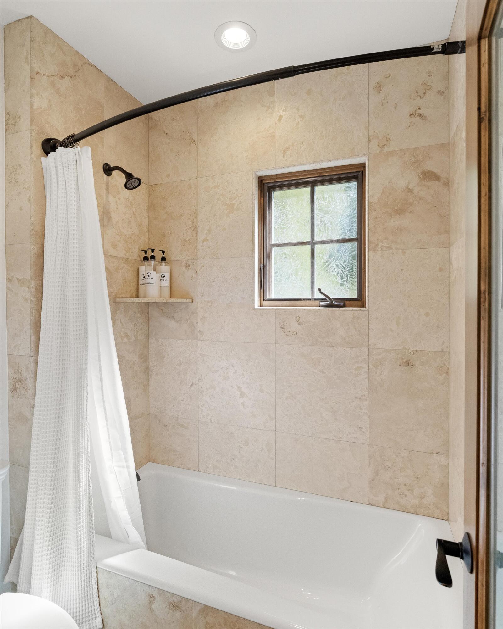 618 Anacapa Street, 4